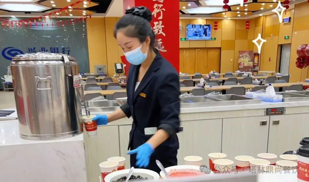 新疆塔林鼎尚餐飲烏市一分公司：立冬美食節，溫暖職工心
